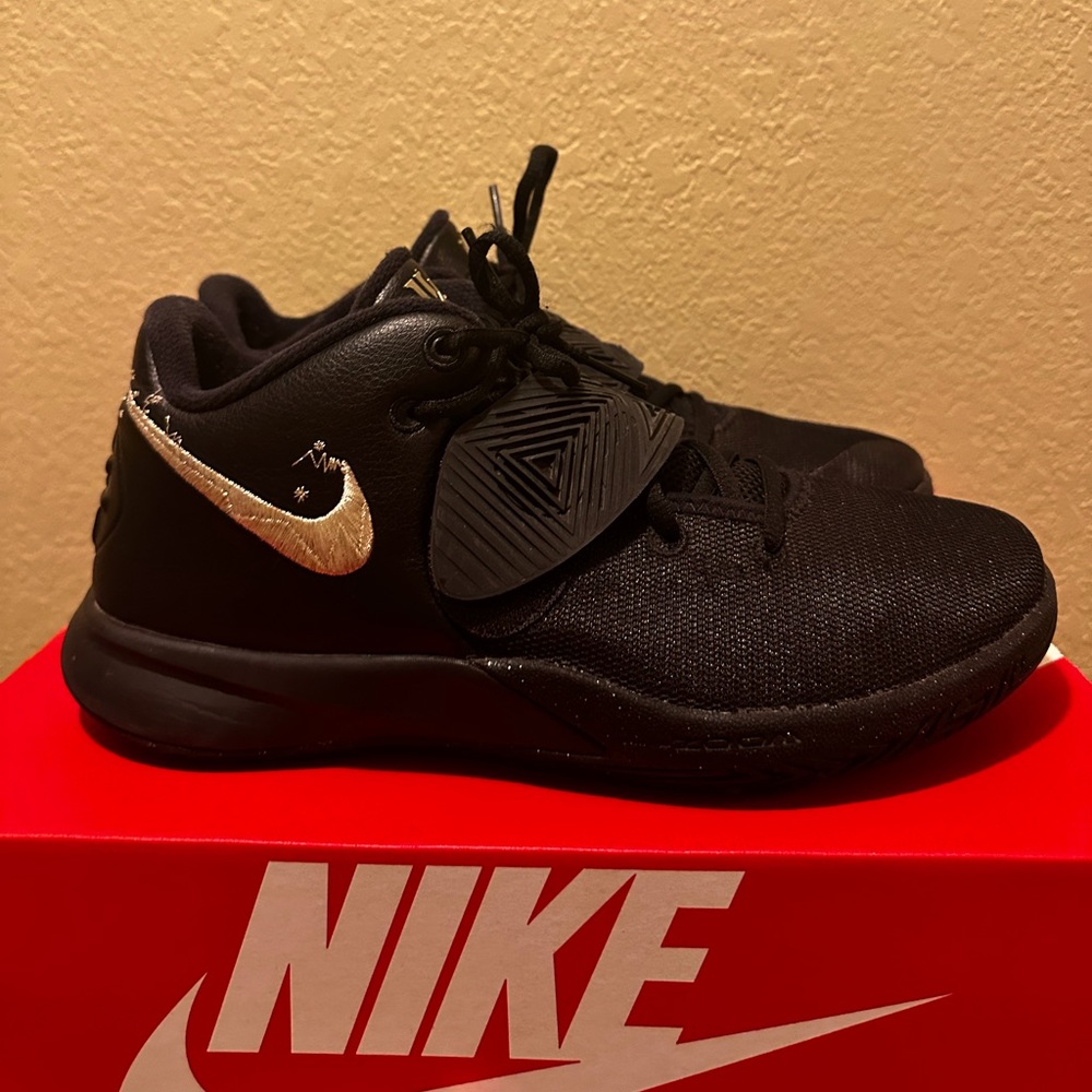 Kyrie Flytrap 3 “Metallic Gold/ Black”